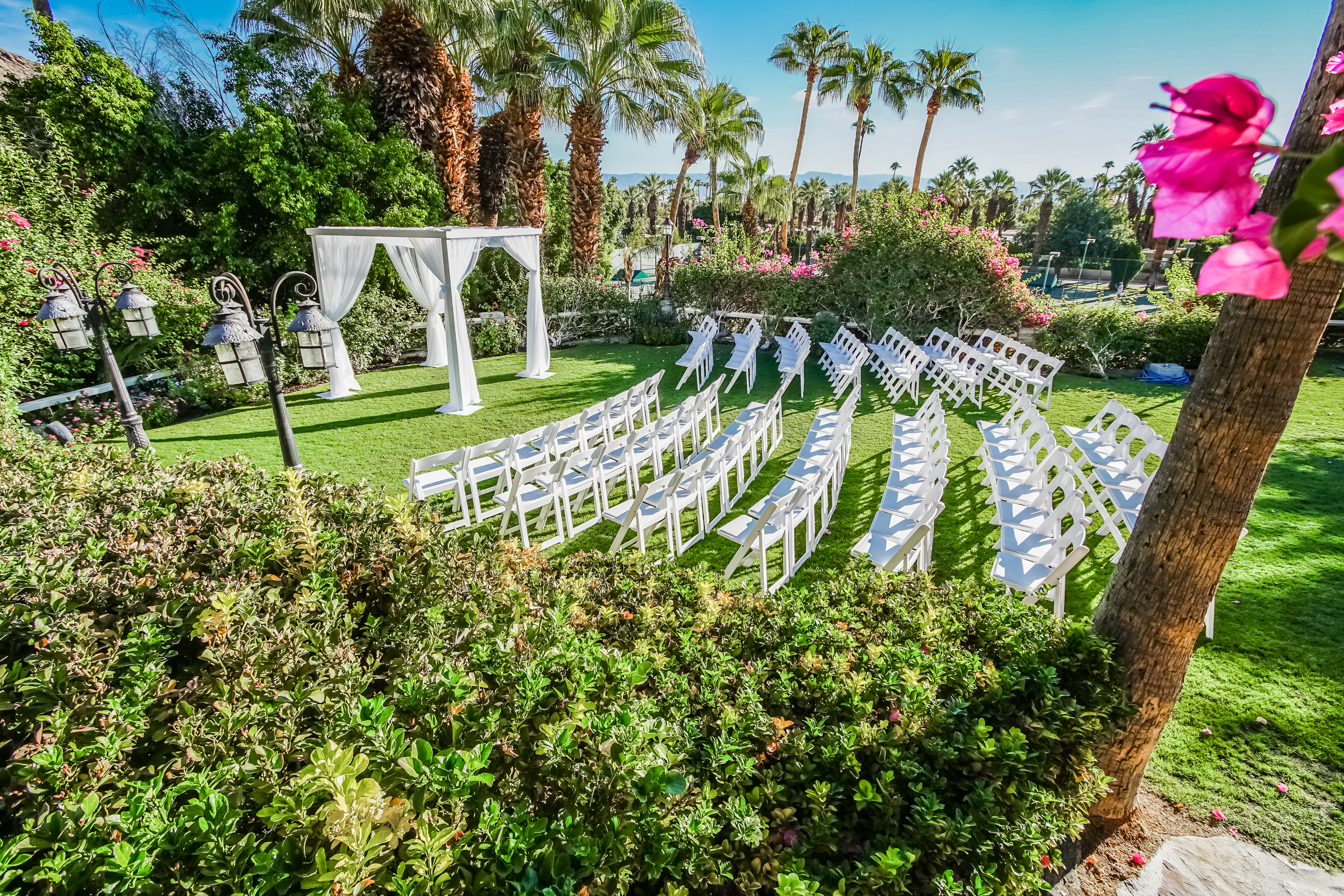 A breathtaking view of an outdoor ceremony at VRI's Palm Springs Tennis Club in California.